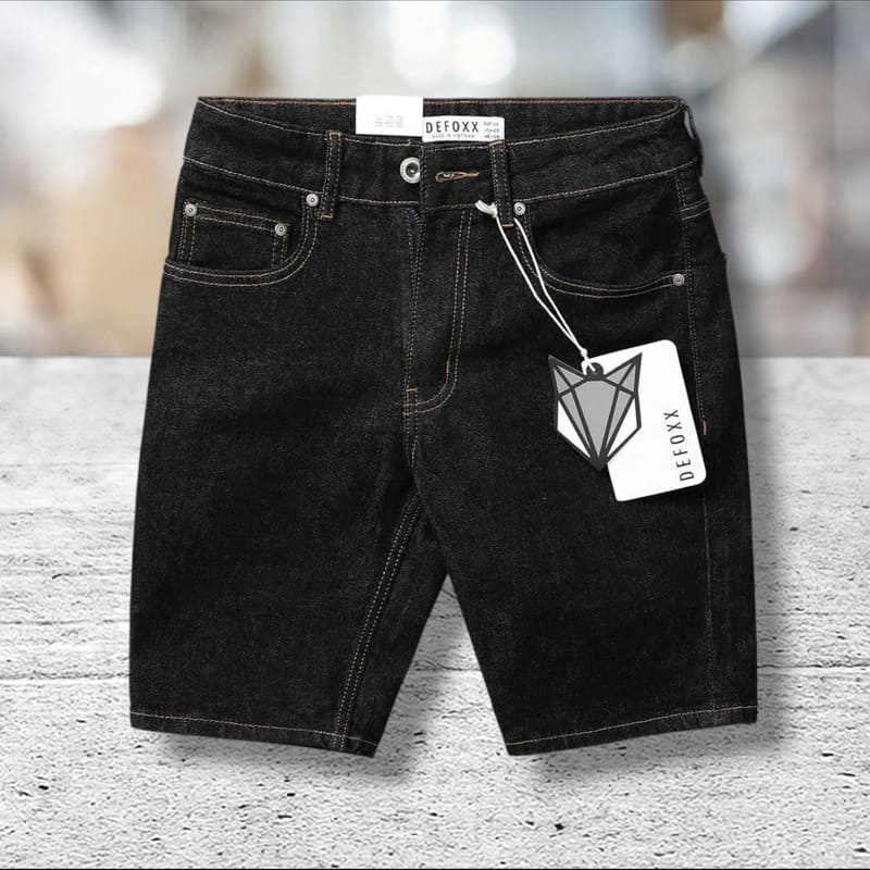 Quần short jean DEFOXX muối tiêu đen – chiếc quần không chỉ mặc cho “mát”, mà còn khoác lên người một sắc thái riêng biệt