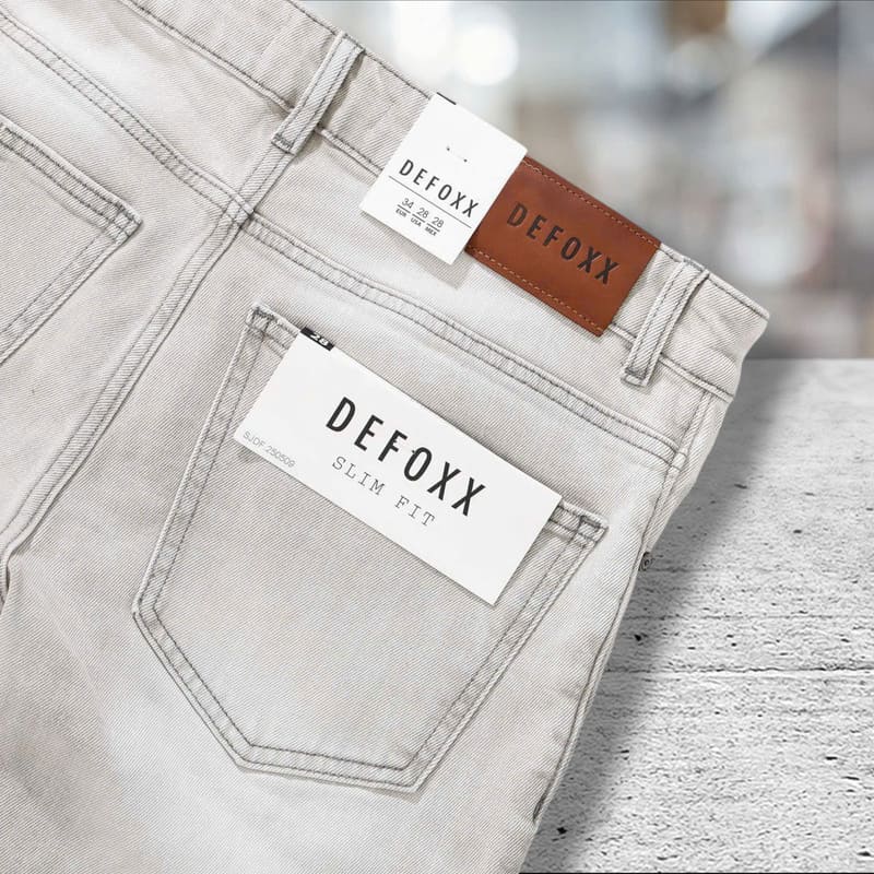 Quần short jean DEFOXX xám bạc là mẫu short jean nam vừa trẻ trung, cá tính lại cực dễ phối đồ