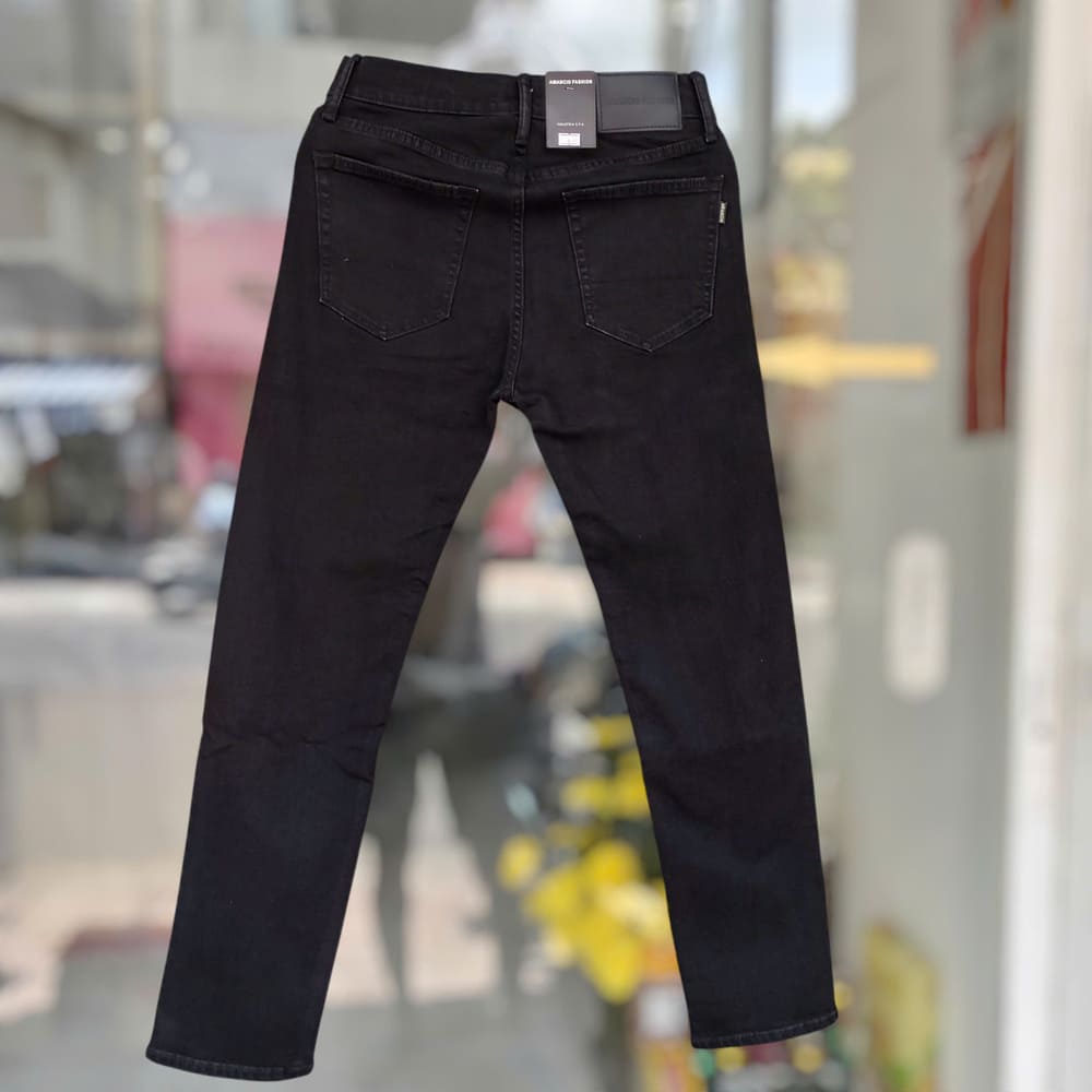 Bạn có thể đặt mua quần jean Amancio đen tuyền 6 tại các đại lý, showroom thời trang nam uy tín