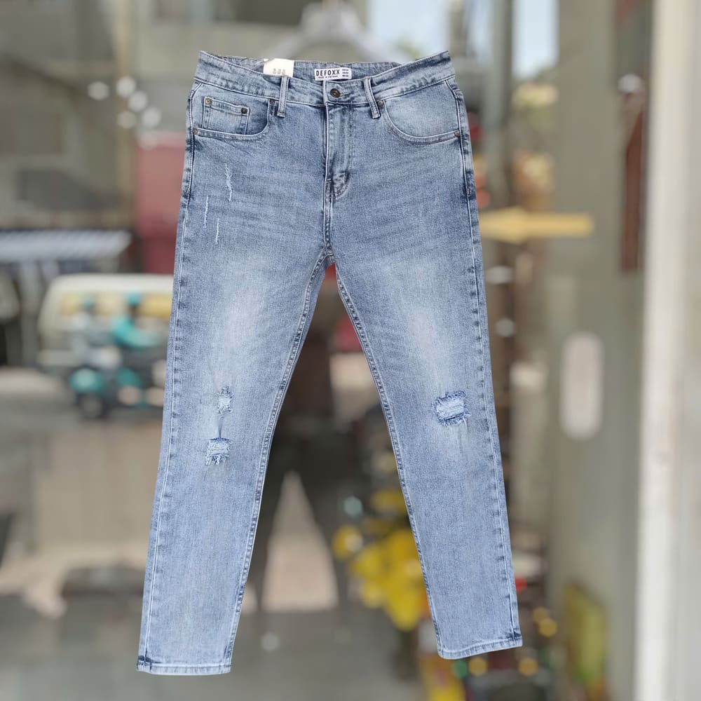 Quần jean DEFOXX rách bạc 250602 là item lý tưởng cho tủ đồ của nam giới hiện đại.